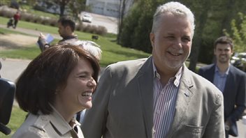 Le premier ministre Philippe Couillard est allé appuyer samedi sa candidate dans Chauveau, Véronyque Tremblay. Le premier ministre Philippe Couillard est allé appuyer samedi sa candidate dans Chauveau, Véronyque Tremblay.