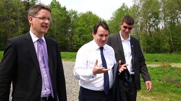 Sylvain Gaudreault et Pierre Karl Péladeau en compagnie du candidat Sébastien Couture. Sylvain Gaudreault et Pierre Karl Péladeau en compagnie du candidat Sébastien Couture.