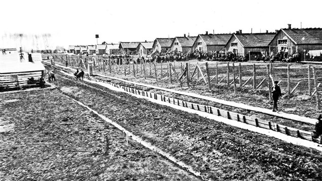 Le camp d'internement de Kapuskasing (1914-1920) était situé le long de la rivière et du chemin de fer. Connu à l'époque sous le nom de MacPherson, le peuplement est à l'origine de la municipalité de Kapuskasing. Le camp d'internement de Kapuskasing (1914-1920) était situé le long de la rivière et du chemin de fer. Connu à l'époque sous le nom de MacPherson, le peuplement est à l'origine de la municipalité de Kapuskasing.
