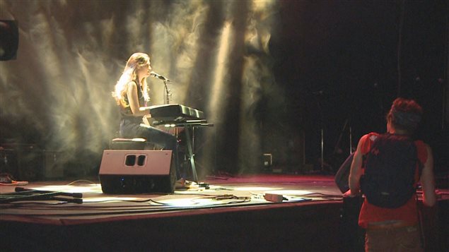 Une jeune artiste au clavier. Une jeune artiste au clavier.