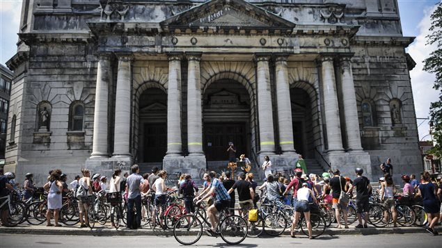Bénédiction symbolique de vélos devant l'église Saint-Jean-Baptiste Bénédiction symbolique de vélos devant l'église Saint-Jean-Baptiste