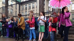 Chaîne humaine devant l'école Face à Montréal Chaîne humaine devant l'école Face à Montréal