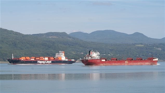 Deux cargos se croisent devant l'Isle-aux-Coudres. Deux cargos se croisent devant l'Isle-aux-Coudres.