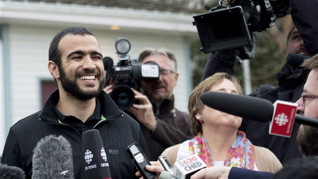 Omar Khadr parle aux médias après sa libération. Omar Khadr parle aux médias après sa libération.