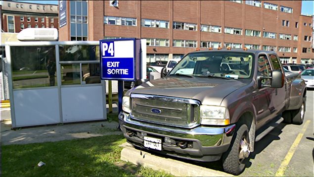 Une camionnette garée dans un stationnement de l'Hôpital d'Ottawa. Une camionnette garée dans un stationnement de l'Hôpital d'Ottawa.