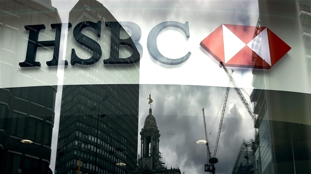 La première banque européenne, HSBC, supprime jusqu'à 22 000 emplois. Des
compagnies aériennes songent à imposer une surcharge aux clients qui n'achètent pas leurs billets directement sur leur site Web. Journée difficile au TSX hier.
La première banque européenne, HSBC, supprime jusqu'à 22 000 emplois. Des
compagnies aériennes songent à imposer une surcharge aux clients qui n'achètent pas leurs billets directement sur leur site Web. Journée difficile au TSX hier.