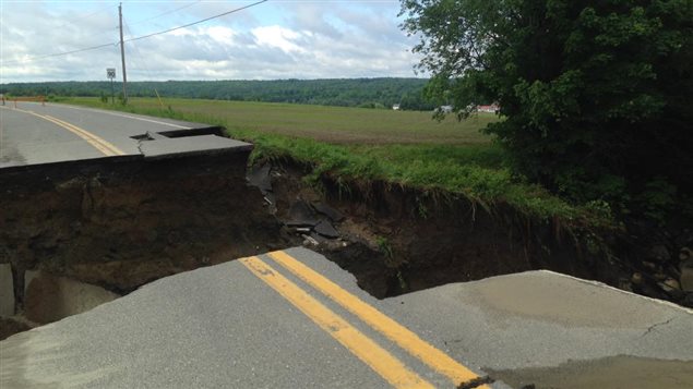 La route 208 à Compton est complètement coupée en deux. La route 208 à Compton est complètement coupée en deux.