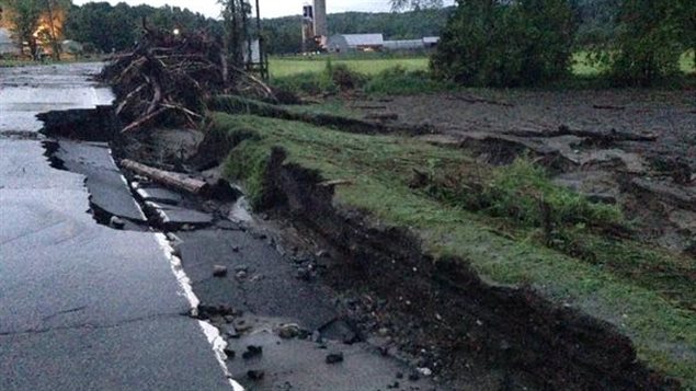 En Estrie, la route est affaissée à plusieurs endroits, notamment sur la route 147 En Estrie, la route est affaissée à plusieurs endroits, notamment sur la route 147