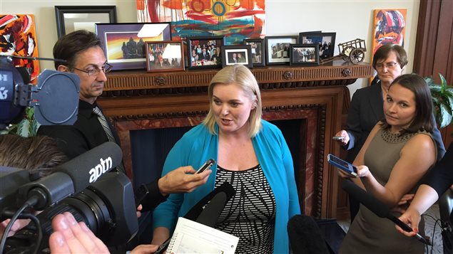 La ministre de la Famille du Manitoba, Kerri Irvin-Ross qui défend le projet de loi du protecteur des enfants devant les journalistes La ministre de la Famille du Manitoba, Kerri Irvin-Ross qui défend le projet de loi du protecteur des enfants devant les journalistes