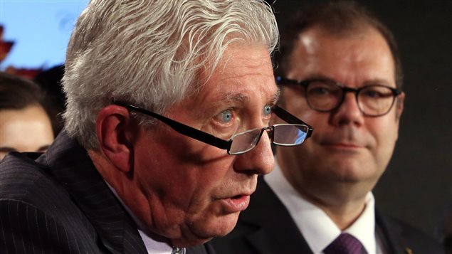 Gilles Duceppe avec, en arrière-plan, Mario Beaulieu, en conférence de presse à Ottawa. Gilles Duceppe avec, en arrière-plan, Mario Beaulieu, en conférence de presse à Ottawa.