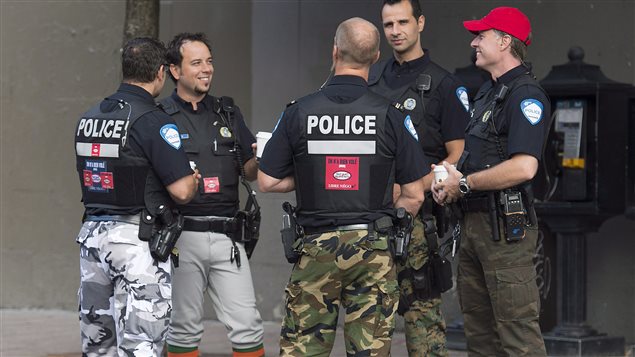 Les policiers de Montréal portent des vêtements de camouflage en guise de moyen de pression. Les policiers de Montréal portent des vêtements de camouflage en guise de moyen de pression.