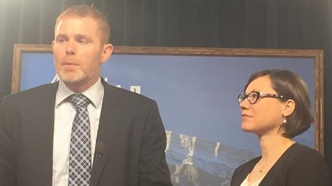 Le professeur à l'Université de l'Alberta Andrew Leach et la ministre de l'Environnement, Shannon Phillips Le professeur à l'Université de l'Alberta Andrew Leach et la ministre de l'Environnement, Shannon Phillips