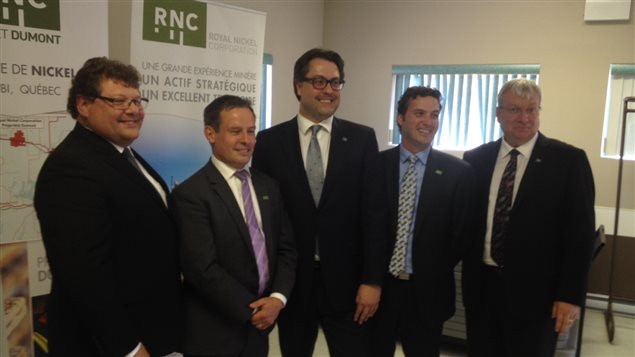 Le ministère du Développement durable, de l'Environnement et de la Lutte contre les changements climatiques a émis le certificat d'autorisation pour que Royal Nickel puisse aller de l'avant avec son projet nickelifère Dumont, à Launay Le ministère du Développement durable, de l'Environnement et de la Lutte contre les changements climatiques a émis le certificat d'autorisation pour que Royal Nickel puisse aller de l'avant avec son projet nickelifère Dumont, à Launay