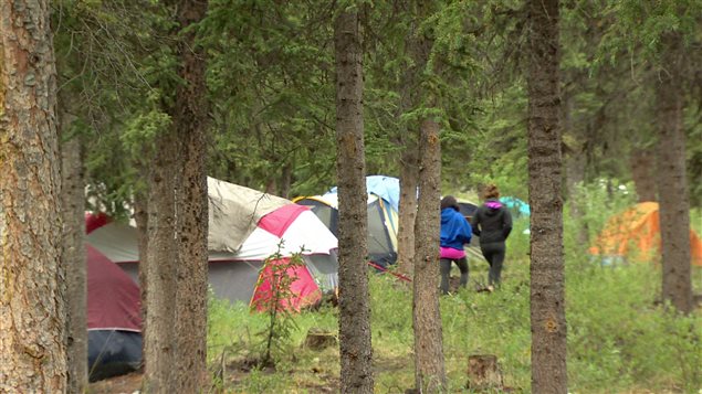 deux jeunes filles se dirigent vers des tentes dans les bois deux jeunes filles se dirigent vers des tentes dans les bois