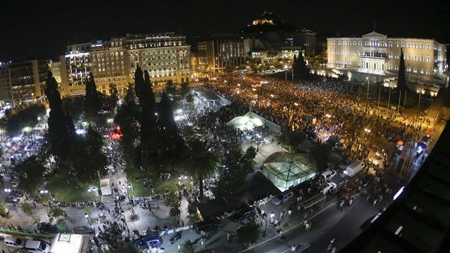 Des milliers de partisans du non se sont rassemblés devant le parlement grec pour manifester leur joie. Des milliers de partisans du non se sont rassemblés devant le parlement grec pour manifester leur joie.