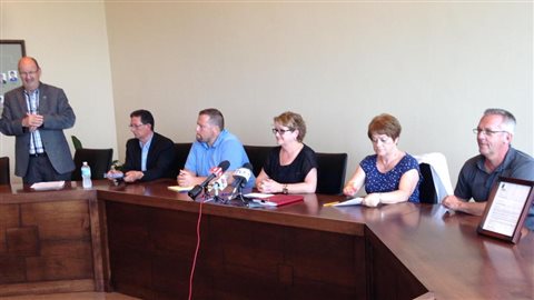 Des élus municipaux de la Côte-Nord lancent un nouveau cri du coeur pour réclamer l'intervention du premier ministre Philippe Couillard dans la crise forestière qui persiste dans la région. Des élus municipaux de la Côte-Nord lancent un nouveau cri du coeur pour réclamer l'intervention du premier ministre Philippe Couillard dans la crise forestière qui persiste dans la région.