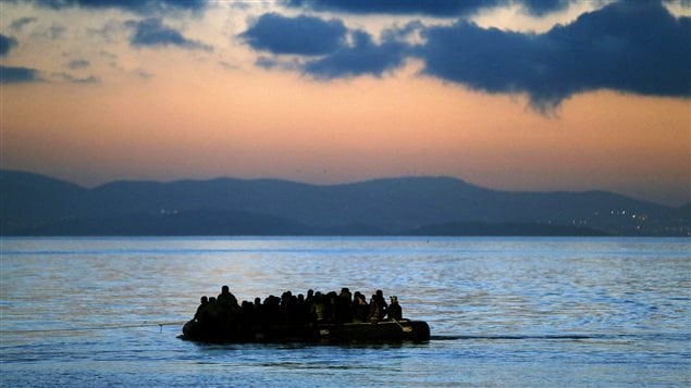 Un bateau de migrants illégaux d'Afghanistan et de la Turquie est remorqué par la garde côtière grecque. Un bateau de migrants illégaux d'Afghanistan et de la Turquie est remorqué par la garde côtière grecque.