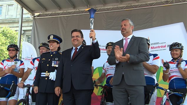Le maire de Montréal, Denis Coderre, tient la flamme des Jeux des pompiers et policiers. Le maire de Montréal, Denis Coderre, tient la flamme des Jeux des pompiers et policiers.