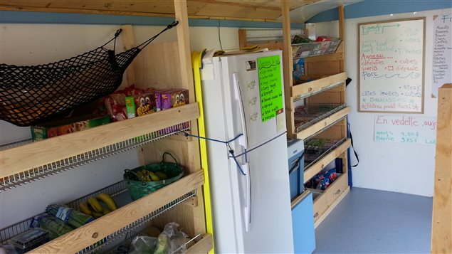 L'intérieur de l'Épicerie mobile L'intérieur de l'Épicerie mobile