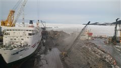 Les travaux d'agrandissement de la cale sèche du chantier maritime Verreault des Méchins en hiver 2015 Les travaux d'agrandissement de la cale sèche du chantier maritime Verreault des Méchins en hiver 2015