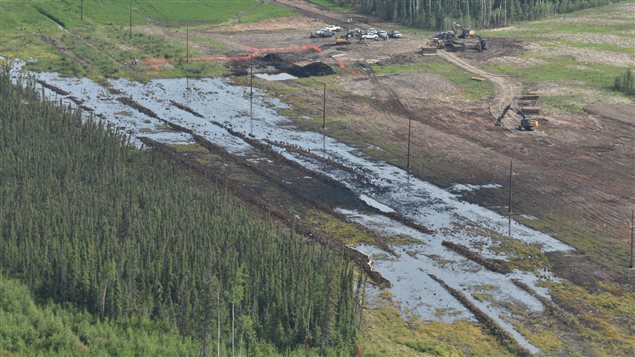 Les travaux se poursuivent pour nettoyer les dégâts causés par la fuite de cinq millions de litres de produits pétroliers au sud-est de Fort McMurray. Les travaux se poursuivent pour nettoyer les dégâts causés par la fuite de cinq millions de litres de produits pétroliers au sud-est de Fort McMurray.