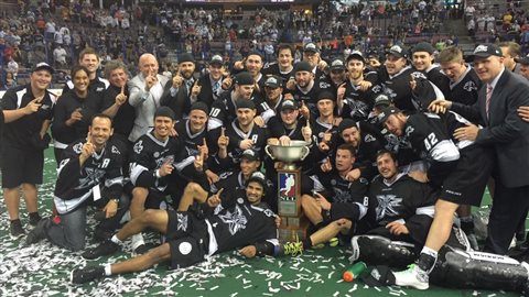 Le Rush d'Edmonton a remporté le championnat de la Ligue nationale de crosse le 5 juin face au Rock de Toronto. Le Rush d'Edmonton a remporté le championnat de la Ligue nationale de crosse le 5 juin face au Rock de Toronto.