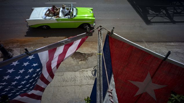 Les drapeaux américains et cubains flottent côte-à-côte devant l'ambassade des États-Unis à La Havane. Les drapeaux américains et cubains flottent côte-à-côte devant l'ambassade des États-Unis à La Havane.