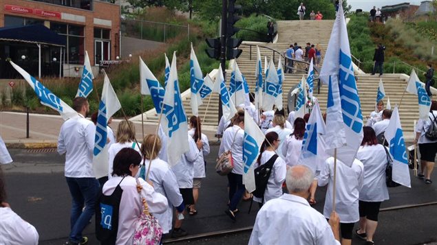 Des membres de la FIQ manifestent à Trois-Rivières Des membres de la FIQ manifestent à Trois-Rivières