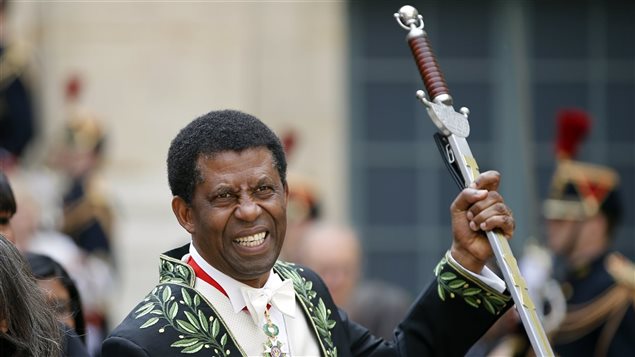 Dany Laferrière tenant son épée d'apparat de l'Académie française Dany Laferrière tenant son épée d'apparat de l'Académie française
