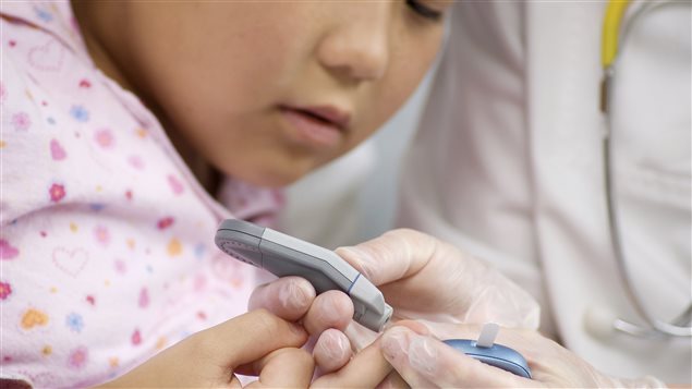 Une jeune fille faisant son test de diabète. Une jeune fille faisant son test de diabète.