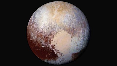 Une nouvelle photo de Pluton, dévoilée par la NASA le 24 juillet, dans laquelle les couleurs ont été saturées pour pouvoir détailler sa surface. Une nouvelle photo de Pluton, dévoilée par la NASA le 24 juillet, dans laquelle les couleurs ont été saturées pour pouvoir détailler sa surface.