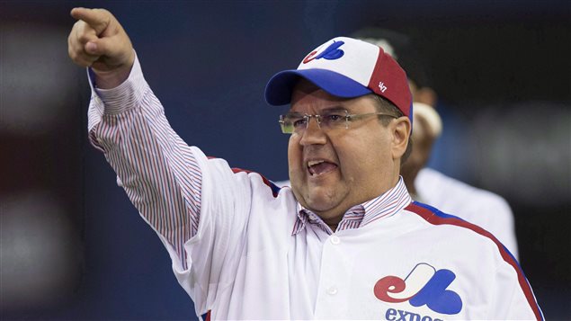 Le maire de Montréal, Denis Coderre, avec un chandail des Expos. Le maire de Montréal, Denis Coderre, avec un chandail des Expos.