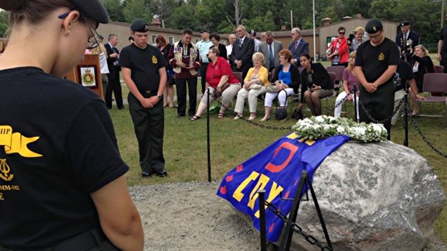 Moment de recueillement à la mémoire des cadets morts en 1974 à Valcartier. Moment de recueillement à la mémoire des cadets morts en 1974 à Valcartier.