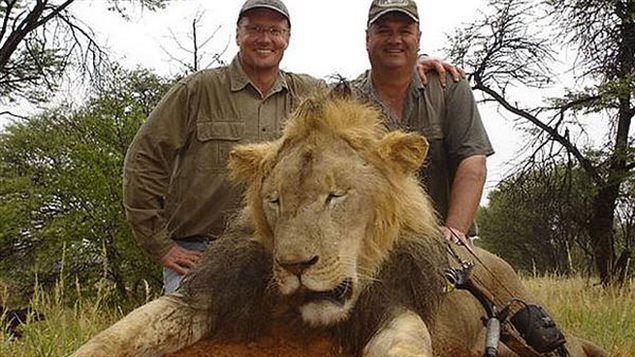 Walter Palmer (à gauche) avec une de ses proies Walter Palmer (à gauche) avec une de ses proies