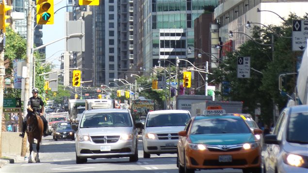La rue Bay au centre-ville de Toronto. La rue Bay au centre-ville de Toronto.