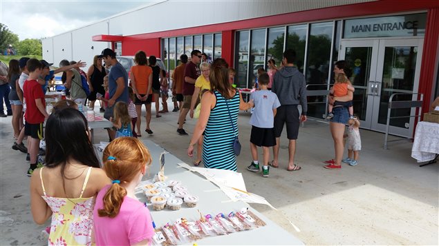Le public est invité à voir le travail des jeunes et à acheter des produits à la fin du Camp EntrepreneuR à La Broquerie. Le public est invité à voir le travail des jeunes et à acheter des produits à la fin du Camp EntrepreneuR à La Broquerie.