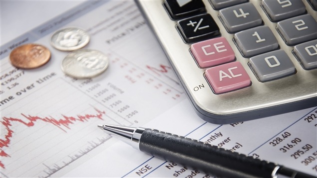 Un rapport financier avec de l'argent, un crayon et une calculatrice. Un rapport financier avec de l'argent, un crayon et une calculatrice.