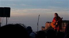 La prestation de Martha Wainwright au parc Forillon, au lever du soleil, a ému la foule. La prestation de Martha Wainwright au parc Forillon, au lever du soleil, a ému la foule.