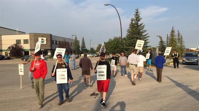 Des employés de Burnco ont manifesté lundi matin devant les bureaux de l'entreprise, à Calgary. Des employés de Burnco ont manifesté lundi matin devant les bureaux de l'entreprise, à Calgary.