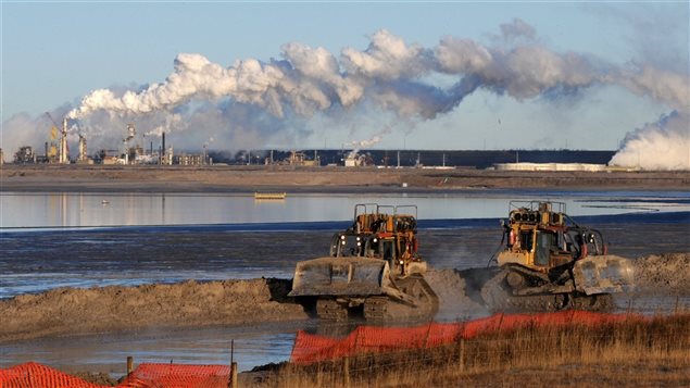 Installation pétrolière à Fort McMurray en Alberta Installation pétrolière à Fort McMurray en Alberta