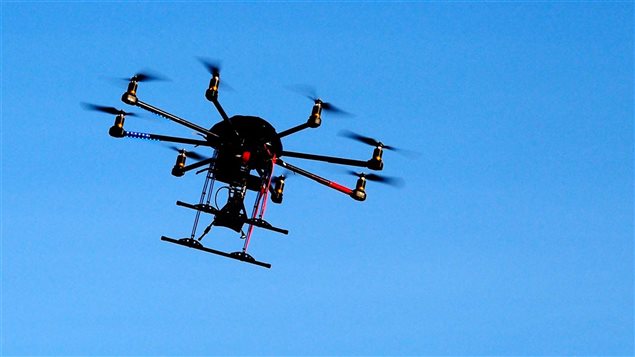 Un drone survole le ciel sans nuages Un drone survole le ciel sans nuages