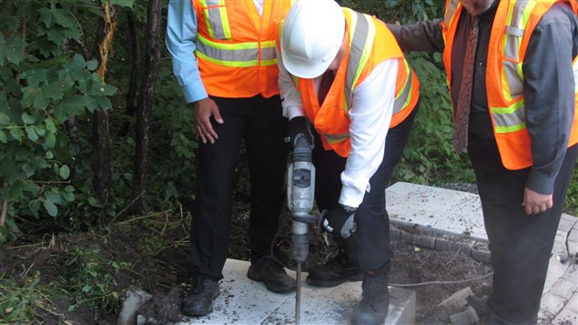 Denis Coderre prête main forte aux cols bleus qui retirent une dalle de béton installée par Postes Canada