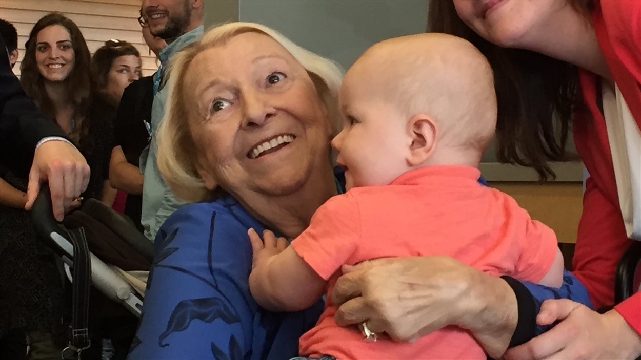 Lise Payette, un enfant dans les bras, après un dîner-conférence à l'École d'été de l'Institut du Nouveau Monde, à Laval, le 15 août 2015