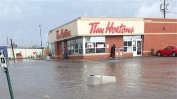 Un restaurant Tim Hortons est entouré d'eau à Prince Albert. Un restaurant Tim Hortons est entouré d'eau à Prince Albert.
