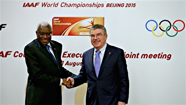 Le président de l'IAAF, Lamine Diack (gauche), et celui du CIO, Thomas Bach Le président de l'IAAF, Lamine Diack (gauche), et celui du CIO, Thomas Bach