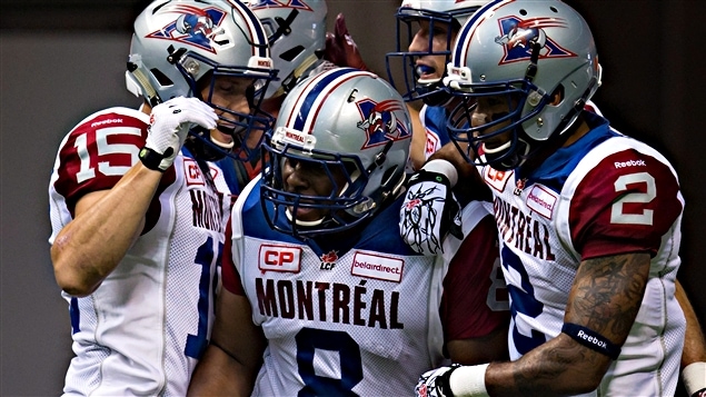 Nik Lewis (au centre) Nik Lewis (au centre)