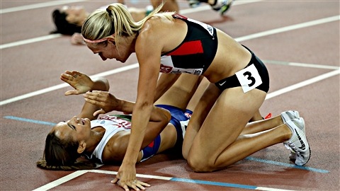 La Canadienne Brianne Theisen-Eaton penchée sur la médaillée d'or de l'heptathlon aux mondiaux de Pékin, Jessica Ennis-Hill La Canadienne Brianne Theisen-Eaton penchée sur la médaillée d'or de l'heptathlon aux mondiaux de Pékin, Jessica Ennis-Hill