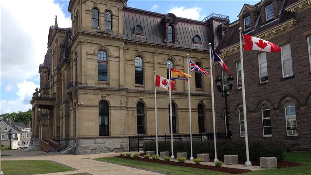 Des drapeau flottent devant l'Assemblée législative du Nouveau-Brunswick Des drapeau flottent devant l'Assemblée législative du Nouveau-Brunswick
