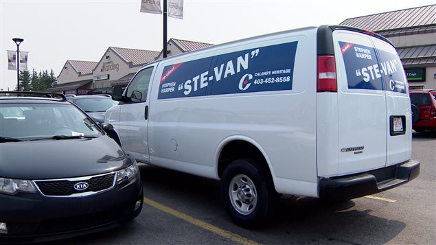 Une camionnette de campagne de Stephen Harper dans sa circonscription Une camionnette de campagne de Stephen Harper dans sa circonscription