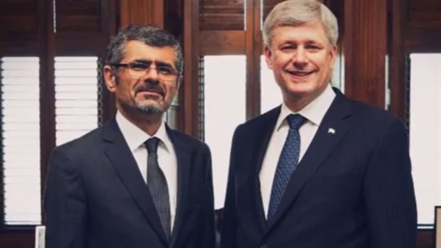 À la gauche de Stephen Harper : Saren Azer, un médecin de C.-B. reconnu pour son travail humanitaire, qui fait l'objet d'un mandat d'arrêt pancanadien À la gauche de Stephen Harper : Saren Azer, un médecin de C.-B. reconnu pour son travail humanitaire, qui fait l'objet d'un mandat d'arrêt pancanadien